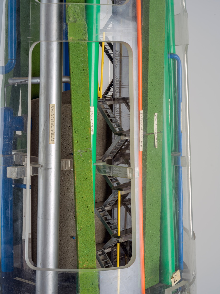 Ingeniørmodell som viser et utsnitt av boreskaftet til betongplattformen Gullfaks C. Modellen består av tre hoveddeler som er stablet oppå hverandre og er bygget i målestokk 1 : 75.

Ingeniørmodellen inneholder mange deler som er koblet sammen. Innvendige rør og konstruksjoner av plast er skåret og tilpasset. Små menneskefigurer viser målestokk og aktivitet. 

Ytterveggene består av buede plater av pleksiglass som skrår innover mot toppen. Nederst på modellen er det påmontert pleksiglass som er buet motsatt vei og anviser plassering for de seks nærmeste lagercellene. 

Små merkelapper av papir med håndskrevet tekst er festet til de ulike delene på modellen. De forskjellige dekkene er merket med høydemål. Det nederste dekket på modellen er merket "49.50 Balast water pump deck", og ett av de øverste dekkene er merket "Deck el. + 117.50 meter". Det antas at referansepunktet er havbunnen, og målene henviser til at modellens nedre del tilsvarer 49,5 meter fra havbunnen og at ett av de øverste dekkene tilsvarer 117,5 meter fra havbunnen. Modellen viser derfor kun en del av boreskaftet. 

Opprinnelig kan modellen derfor ha hatt flere deler, både øverst og nederst. Små festeanrordninger i øvre og nedre kant av modellen antyder dette.