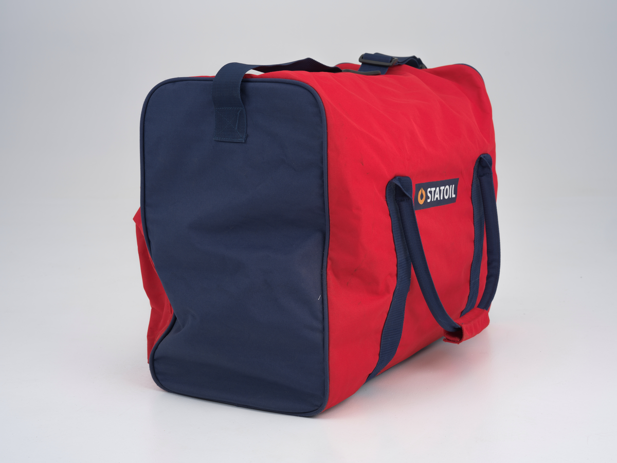 Skulderbag med glidelås og flere utvendige lommer. Bagen har Statoil sin logo på den ene siden.