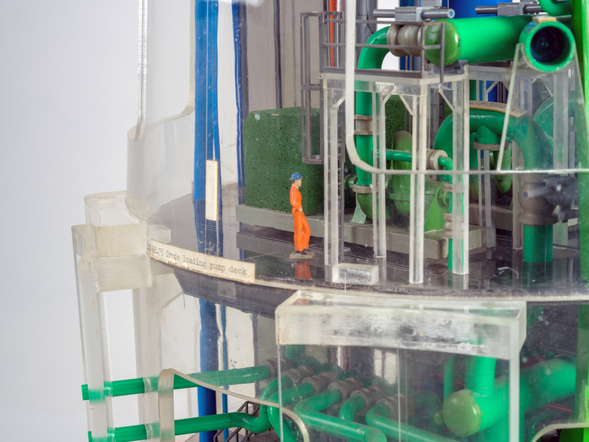 Ingeniørmodell som viser et utsnitt av boreskaftet til betongplattformen Gullfaks C. Modellen består av tre hoveddeler som er stablet oppå hverandre og er bygget i målestokk 1 : 75.

Ingeniørmodellen inneholder mange deler som er koblet sammen. Innvendige rør og konstruksjoner av plast er skåret og tilpasset. Små menneskefigurer viser målestokk og aktivitet. 

Ytterveggene består av buede plater av pleksiglass som skrår innover mot toppen. Nederst på modellen er det påmontert pleksiglass som er buet motsatt vei og anviser plassering for de seks nærmeste lagercellene. 

Små merkelapper av papir med håndskrevet tekst er festet til de ulike delene på modellen. De forskjellige dekkene er merket med høydemål. Det nederste dekket på modellen er merket "49.50 Balast water pump deck", og ett av de øverste dekkene er merket "Deck el. + 117.50 meter". Det antas at referansepunktet er havbunnen, og målene henviser til at modellens nedre del tilsvarer 49,5 meter fra havbunnen og at ett av de øverste dekkene tilsvarer 117,5 meter fra havbunnen. Modellen viser derfor kun en del av boreskaftet. 

Opprinnelig kan modellen derfor ha hatt flere deler, både øverst og nederst. Små festeanrordninger i øvre og nedre kant av modellen antyder dette.