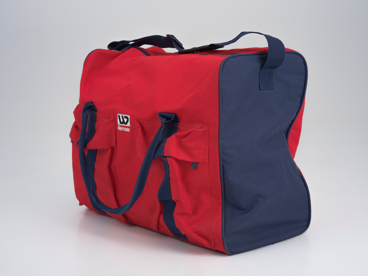 Skulderbag med glidelås og flere utvendige lommer. Bagen har Statoil sin logo på den ene siden.