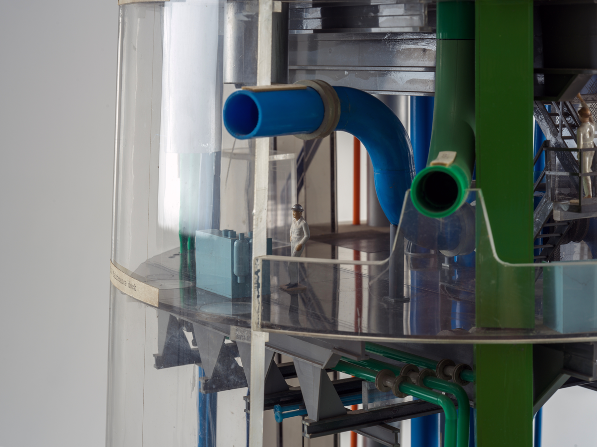 Ingeniørmodell som viser et utsnitt av boreskaftet til betongplattformen Gullfaks C. Modellen består av tre hoveddeler som er stablet oppå hverandre og er bygget i målestokk 1 : 75.

Ingeniørmodellen inneholder mange deler som er koblet sammen. Innvendige rør og konstruksjoner av plast er skåret og tilpasset. Små menneskefigurer viser målestokk og aktivitet. 

Ytterveggene består av buede plater av pleksiglass som skrår innover mot toppen. Nederst på modellen er det påmontert pleksiglass som er buet motsatt vei og anviser plassering for de seks nærmeste lagercellene. 

Små merkelapper av papir med håndskrevet tekst er festet til de ulike delene på modellen. De forskjellige dekkene er merket med høydemål. Det nederste dekket på modellen er merket "49.50 Balast water pump deck", og ett av de øverste dekkene er merket "Deck el. + 117.50 meter". Det antas at referansepunktet er havbunnen, og målene henviser til at modellens nedre del tilsvarer 49,5 meter fra havbunnen og at ett av de øverste dekkene tilsvarer 117,5 meter fra havbunnen. Modellen viser derfor kun en del av boreskaftet. 

Opprinnelig kan modellen derfor ha hatt flere deler, både øverst og nederst. Små festeanrordninger i øvre og nedre kant av modellen antyder dette.