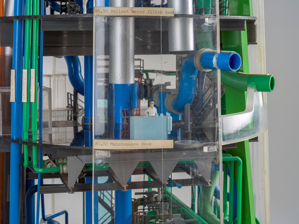 Ingeniørmodell som viser et utsnitt av boreskaftet til betongplattformen Gullfaks C. Modellen består av tre hoveddeler som er stablet oppå hverandre og er bygget i målestokk 1 : 75.

Ingeniørmodellen inneholder mange deler som er koblet sammen. Innvendige rør og konstruksjoner av plast er skåret og tilpasset. Små menneskefigurer viser målestokk og aktivitet. 

Ytterveggene består av buede plater av pleksiglass som skrår innover mot toppen. Nederst på modellen er det påmontert pleksiglass som er buet motsatt vei og anviser plassering for de seks nærmeste lagercellene. 

Små merkelapper av papir med håndskrevet tekst er festet til de ulike delene på modellen. De forskjellige dekkene er merket med høydemål. Det nederste dekket på modellen er merket "49.50 Balast water pump deck", og ett av de øverste dekkene er merket "Deck el. + 117.50 meter". Det antas at referansepunktet er havbunnen, og målene henviser til at modellens nedre del tilsvarer 49,5 meter fra havbunnen og at ett av de øverste dekkene tilsvarer 117,5 meter fra havbunnen. Modellen viser derfor kun en del av boreskaftet. 

Opprinnelig kan modellen derfor ha hatt flere deler, både øverst og nederst. Små festeanrordninger i øvre og nedre kant av modellen antyder dette.