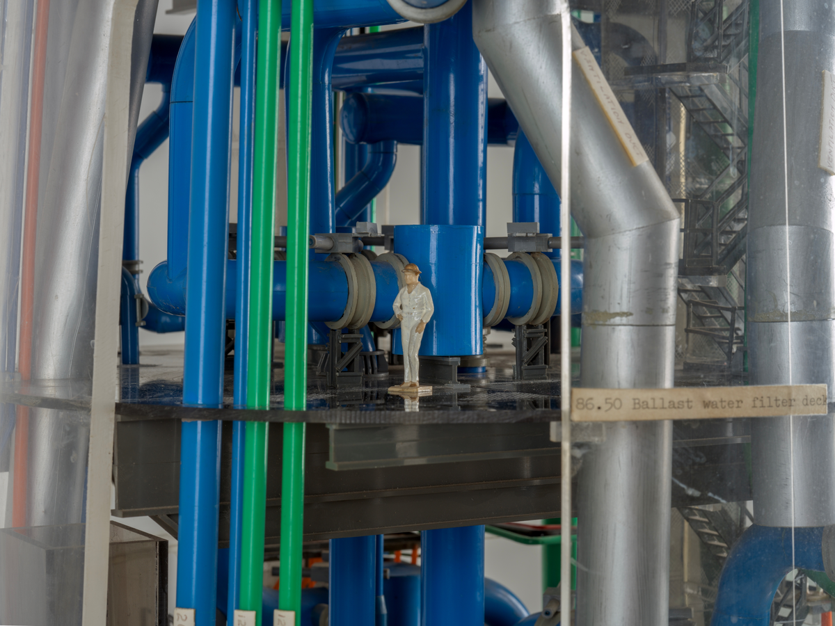 Ingeniørmodell som viser et utsnitt av boreskaftet til betongplattformen Gullfaks C. Modellen består av tre hoveddeler som er stablet oppå hverandre og er bygget i målestokk 1 : 75.

Ingeniørmodellen inneholder mange deler som er koblet sammen. Innvendige rør og konstruksjoner av plast er skåret og tilpasset. Små menneskefigurer viser målestokk og aktivitet. 

Ytterveggene består av buede plater av pleksiglass som skrår innover mot toppen. Nederst på modellen er det påmontert pleksiglass som er buet motsatt vei og anviser plassering for de seks nærmeste lagercellene. 

Små merkelapper av papir med håndskrevet tekst er festet til de ulike delene på modellen. De forskjellige dekkene er merket med høydemål. Det nederste dekket på modellen er merket "49.50 Balast water pump deck", og ett av de øverste dekkene er merket "Deck el. + 117.50 meter". Det antas at referansepunktet er havbunnen, og målene henviser til at modellens nedre del tilsvarer 49,5 meter fra havbunnen og at ett av de øverste dekkene tilsvarer 117,5 meter fra havbunnen. Modellen viser derfor kun en del av boreskaftet. 

Opprinnelig kan modellen derfor ha hatt flere deler, både øverst og nederst. Små festeanrordninger i øvre og nedre kant av modellen antyder dette.