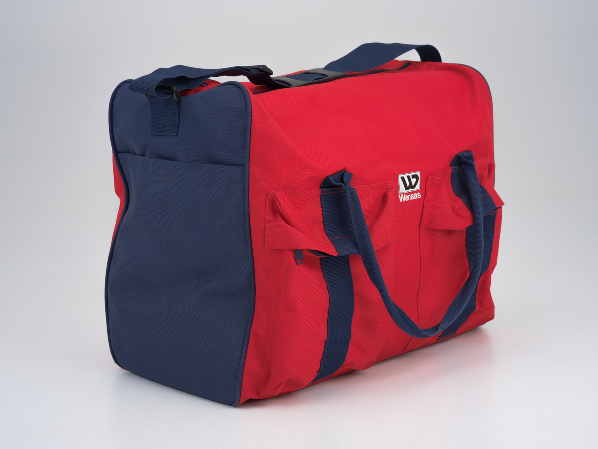 Skulderbag med glidelås og flere utvendige lommer. Bagen har Statoil sin logo på den ene siden.