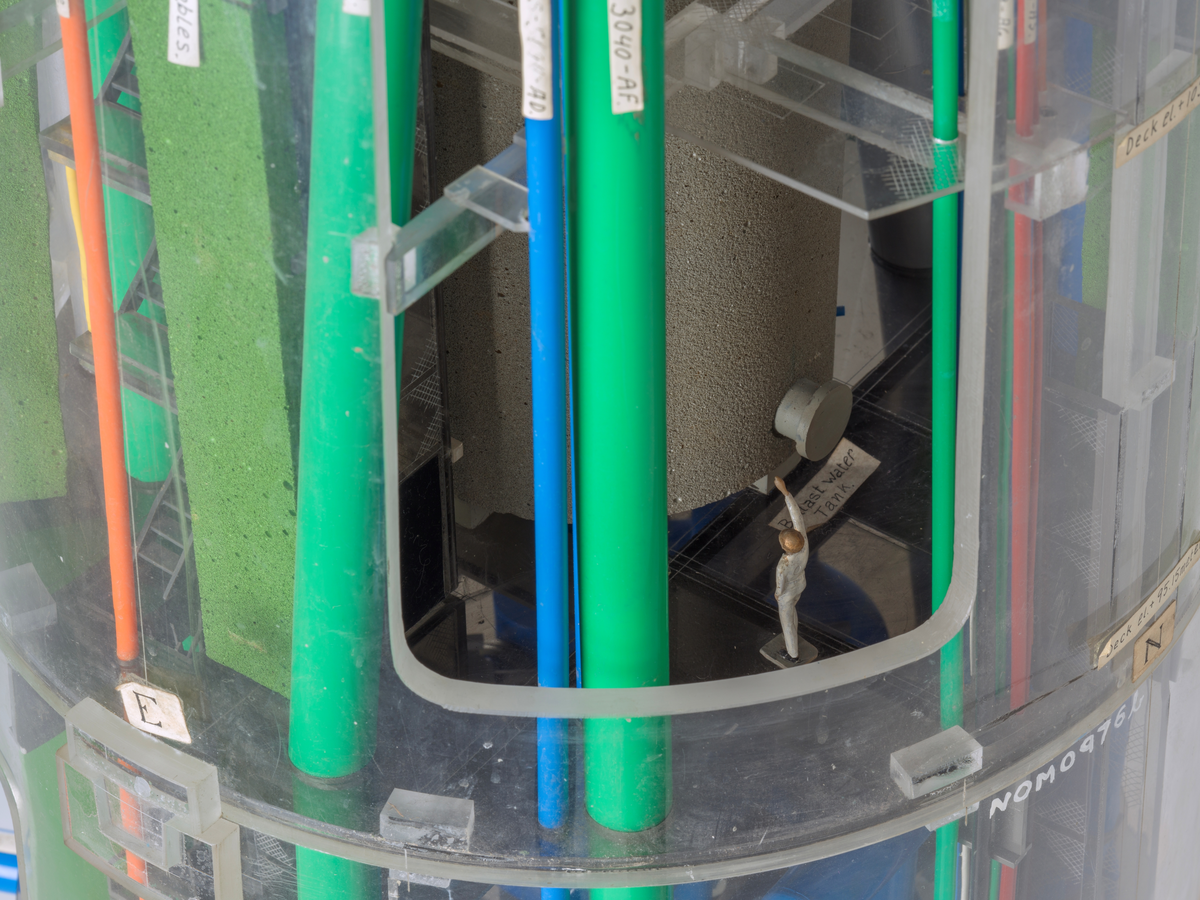 Ingeniørmodell som viser et utsnitt av boreskaftet til betongplattformen Gullfaks C. Modellen består av tre hoveddeler som er stablet oppå hverandre og er bygget i målestokk 1 : 75.

Ingeniørmodellen inneholder mange deler som er koblet sammen. Innvendige rør og konstruksjoner av plast er skåret og tilpasset. Små menneskefigurer viser målestokk og aktivitet. 

Ytterveggene består av buede plater av pleksiglass som skrår innover mot toppen. Nederst på modellen er det påmontert pleksiglass som er buet motsatt vei og anviser plassering for de seks nærmeste lagercellene. 

Små merkelapper av papir med håndskrevet tekst er festet til de ulike delene på modellen. De forskjellige dekkene er merket med høydemål. Det nederste dekket på modellen er merket "49.50 Balast water pump deck", og ett av de øverste dekkene er merket "Deck el. + 117.50 meter". Det antas at referansepunktet er havbunnen, og målene henviser til at modellens nedre del tilsvarer 49,5 meter fra havbunnen og at ett av de øverste dekkene tilsvarer 117,5 meter fra havbunnen. Modellen viser derfor kun en del av boreskaftet. 

Opprinnelig kan modellen derfor ha hatt flere deler, både øverst og nederst. Små festeanrordninger i øvre og nedre kant av modellen antyder dette.