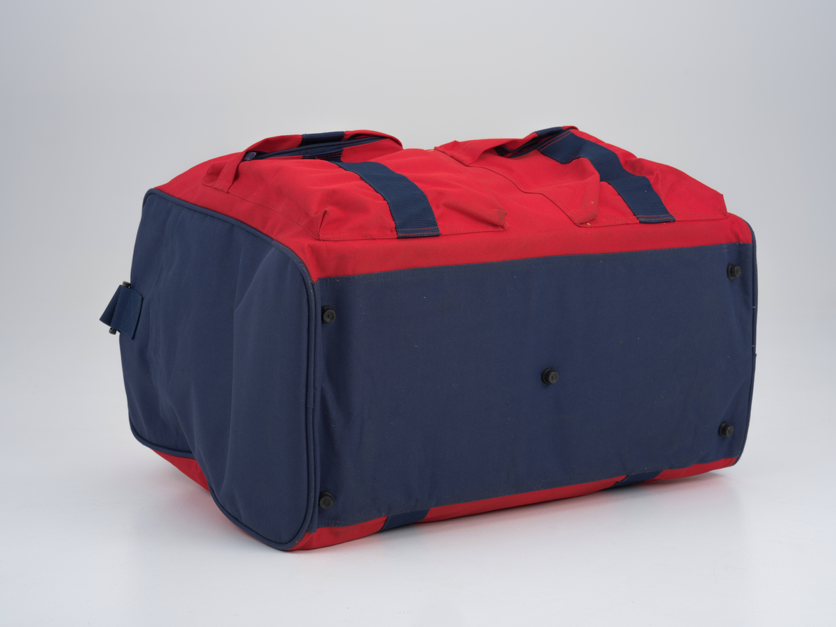 Skulderbag med glidelås og flere utvendige lommer. Bagen har Statoil sin logo på den ene siden.