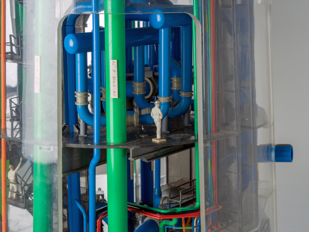 Ingeniørmodell som viser et utsnitt av boreskaftet til betongplattformen Gullfaks C. Modellen består av tre hoveddeler som er stablet oppå hverandre og er bygget i målestokk 1 : 75.

Ingeniørmodellen inneholder mange deler som er koblet sammen. Innvendige rør og konstruksjoner av plast er skåret og tilpasset. Små menneskefigurer viser målestokk og aktivitet. 

Ytterveggene består av buede plater av pleksiglass som skrår innover mot toppen. Nederst på modellen er det påmontert pleksiglass som er buet motsatt vei og anviser plassering for de seks nærmeste lagercellene. 

Små merkelapper av papir med håndskrevet tekst er festet til de ulike delene på modellen. De forskjellige dekkene er merket med høydemål. Det nederste dekket på modellen er merket "49.50 Balast water pump deck", og ett av de øverste dekkene er merket "Deck el. + 117.50 meter". Det antas at referansepunktet er havbunnen, og målene henviser til at modellens nedre del tilsvarer 49,5 meter fra havbunnen og at ett av de øverste dekkene tilsvarer 117,5 meter fra havbunnen. Modellen viser derfor kun en del av boreskaftet. 

Opprinnelig kan modellen derfor ha hatt flere deler, både øverst og nederst. Små festeanrordninger i øvre og nedre kant av modellen antyder dette.