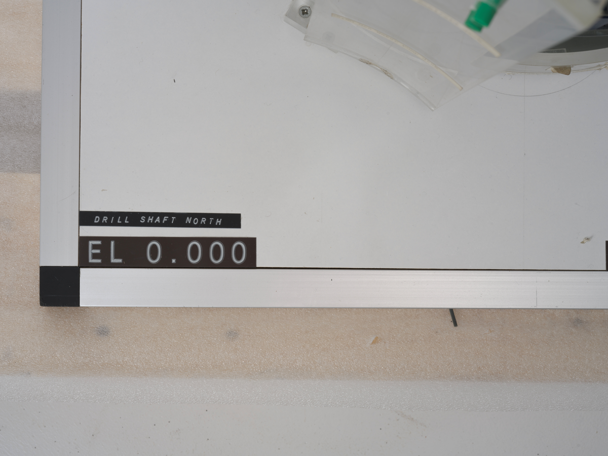 Ingeniørmodell som viser et utsnitt av boreskaftet til betongplattformen Gullfaks C. Modellen består av tre hoveddeler som er stablet oppå hverandre og er bygget i målestokk 1 : 75.

Ingeniørmodellen inneholder mange deler som er koblet sammen. Innvendige rør og konstruksjoner av plast er skåret og tilpasset. Små menneskefigurer viser målestokk og aktivitet. 

Ytterveggene består av buede plater av pleksiglass som skrår innover mot toppen. Nederst på modellen er det påmontert pleksiglass som er buet motsatt vei og anviser plassering for de seks nærmeste lagercellene. 

Små merkelapper av papir med håndskrevet tekst er festet til de ulike delene på modellen. De forskjellige dekkene er merket med høydemål. Det nederste dekket på modellen er merket "49.50 Balast water pump deck", og ett av de øverste dekkene er merket "Deck el. + 117.50 meter". Det antas at referansepunktet er havbunnen, og målene henviser til at modellens nedre del tilsvarer 49,5 meter fra havbunnen og at ett av de øverste dekkene tilsvarer 117,5 meter fra havbunnen. Modellen viser derfor kun en del av boreskaftet. 

Opprinnelig kan modellen derfor ha hatt flere deler, både øverst og nederst. Små festeanrordninger i øvre og nedre kant av modellen antyder dette.