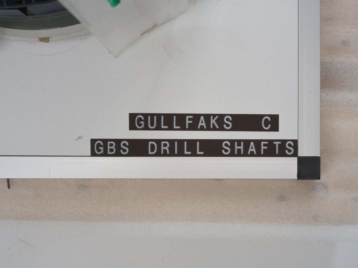 Ingeniørmodell som viser et utsnitt av boreskaftet til betongplattformen Gullfaks C. Modellen består av tre hoveddeler som er stablet oppå hverandre og er bygget i målestokk 1 : 75.

Ingeniørmodellen inneholder mange deler som er koblet sammen. Innvendige rør og konstruksjoner av plast er skåret og tilpasset. Små menneskefigurer viser målestokk og aktivitet. 

Ytterveggene består av buede plater av pleksiglass som skrår innover mot toppen. Nederst på modellen er det påmontert pleksiglass som er buet motsatt vei og anviser plassering for de seks nærmeste lagercellene. 

Små merkelapper av papir med håndskrevet tekst er festet til de ulike delene på modellen. De forskjellige dekkene er merket med høydemål. Det nederste dekket på modellen er merket "49.50 Balast water pump deck", og ett av de øverste dekkene er merket "Deck el. + 117.50 meter". Det antas at referansepunktet er havbunnen, og målene henviser til at modellens nedre del tilsvarer 49,5 meter fra havbunnen og at ett av de øverste dekkene tilsvarer 117,5 meter fra havbunnen. Modellen viser derfor kun en del av boreskaftet. 

Opprinnelig kan modellen derfor ha hatt flere deler, både øverst og nederst. Små festeanrordninger i øvre og nedre kant av modellen antyder dette.