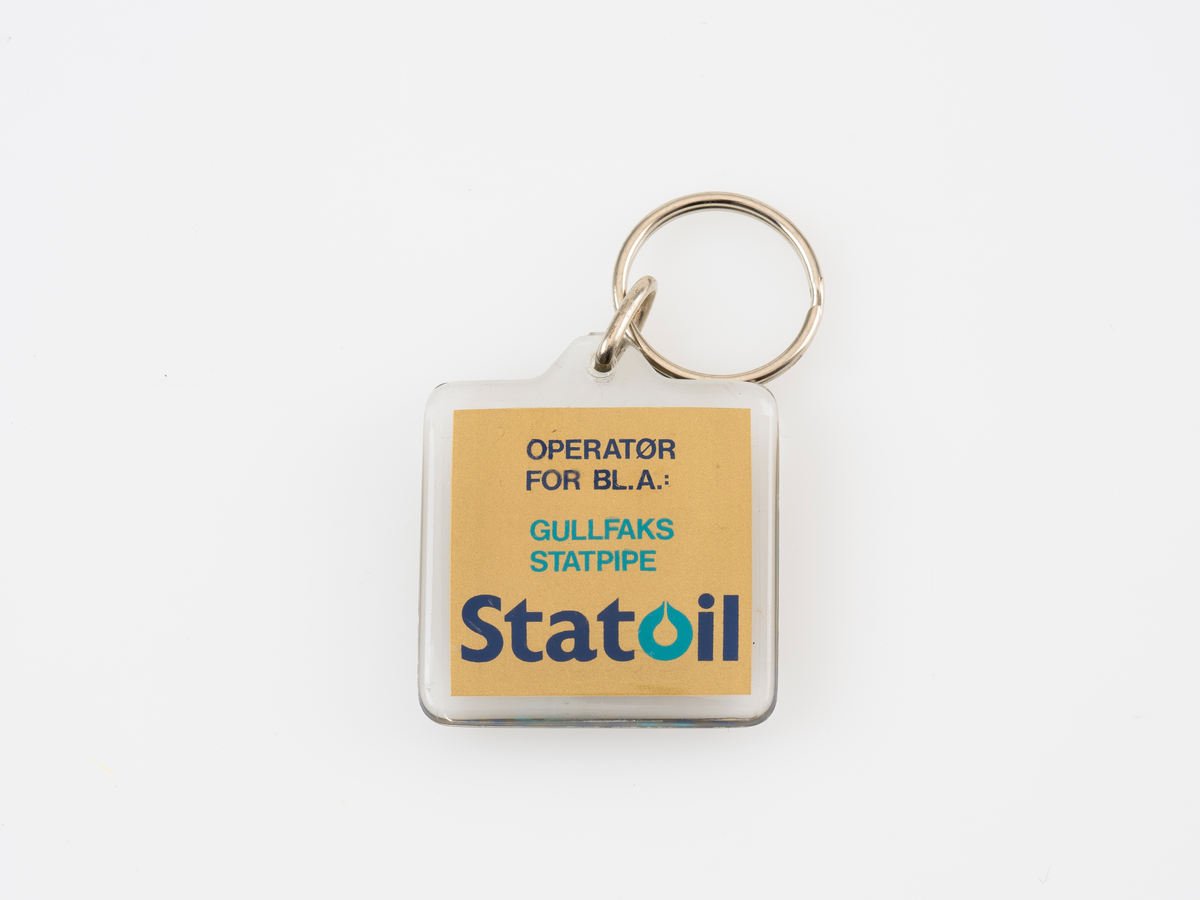 Nøkkelring med Statoil sin logo på begge sider og informasjon om Statoil som operatør for Gullfaks og Statpipe.