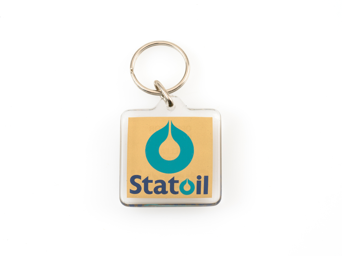 Nøkkelring med Statoil sin logo på begge sider og informasjon om Statoil som operatør for Gullfaks og Statpipe.