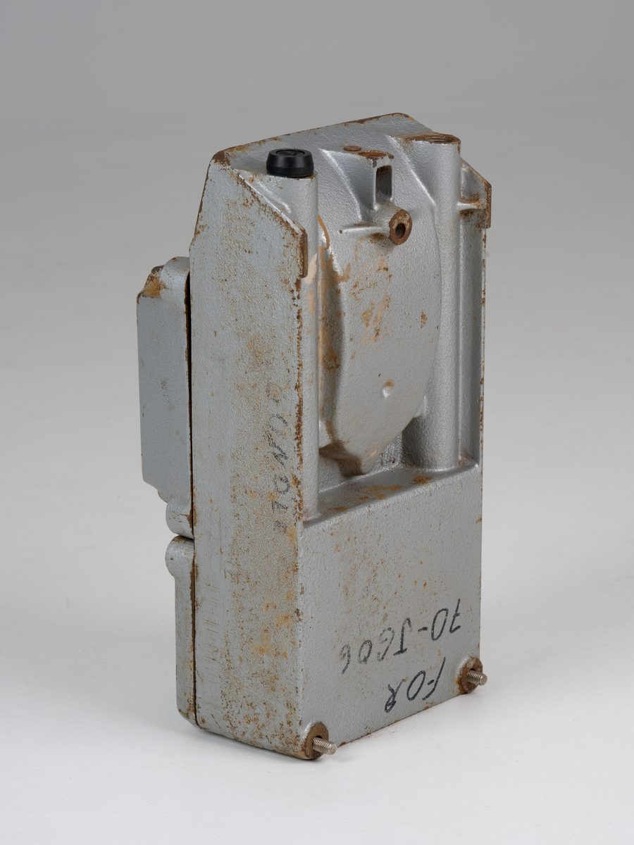 Alarmhorn til å henge på veggen med utgang for lydsignal øverst. På forsiden av hornet er det to avtagbare deksler som er festet med trekantskruer.