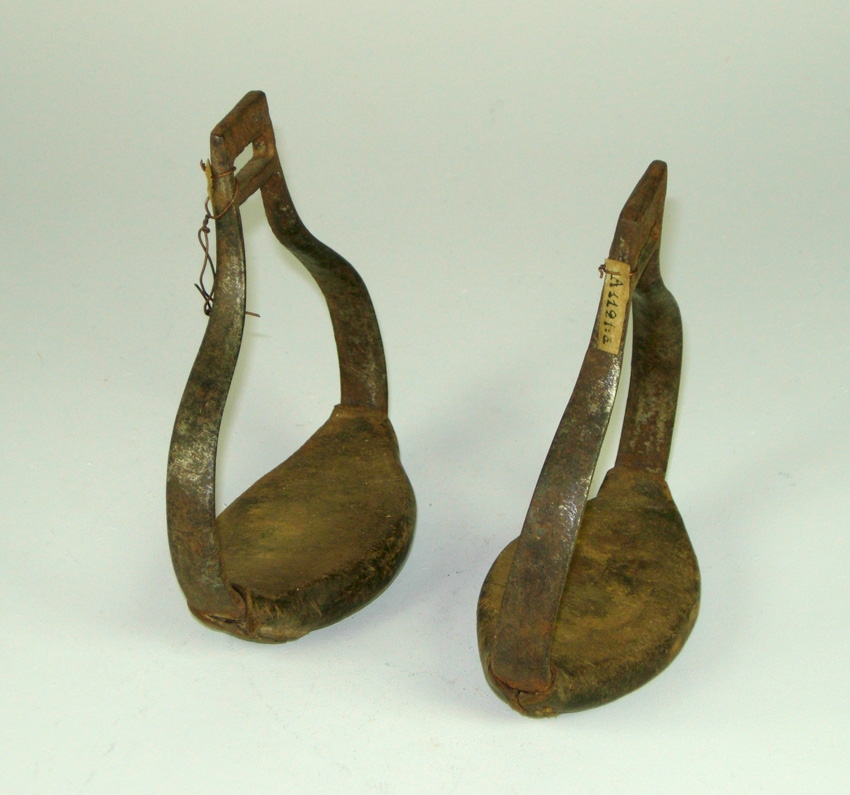 Stigbygel med rundad bygel och läderbeklädd fotplatta.