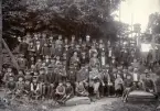 Del av arbetsstyrkan vid Reijmyre glasbruk samlade för fotografering runt hyttmästaren. Foto 1902 möjligen 1903.