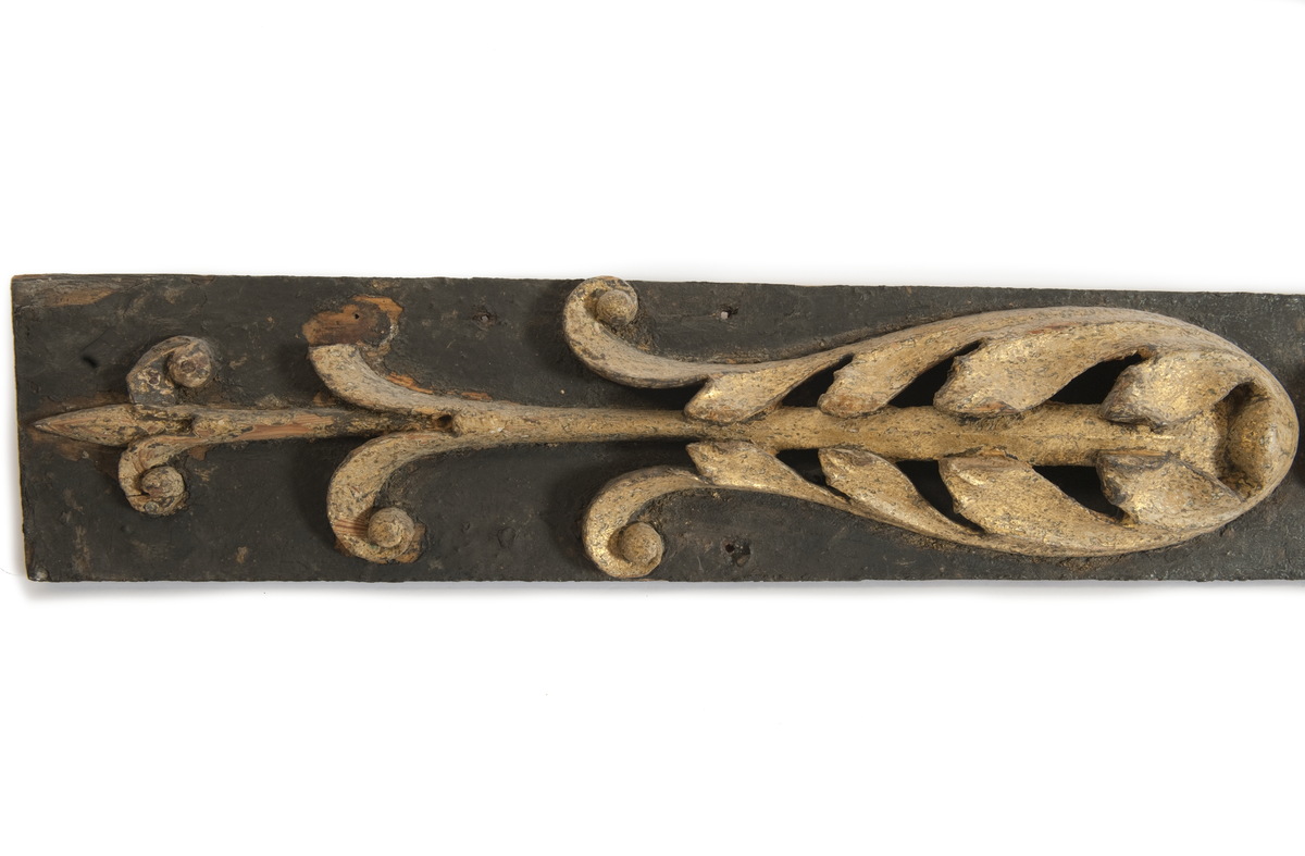 Pilastrar till EUGENIE, akterspegel.
Med skulpterade blommor, gulmålade, på underliggande förgyllning, monterade på plan av svartmålat trä.