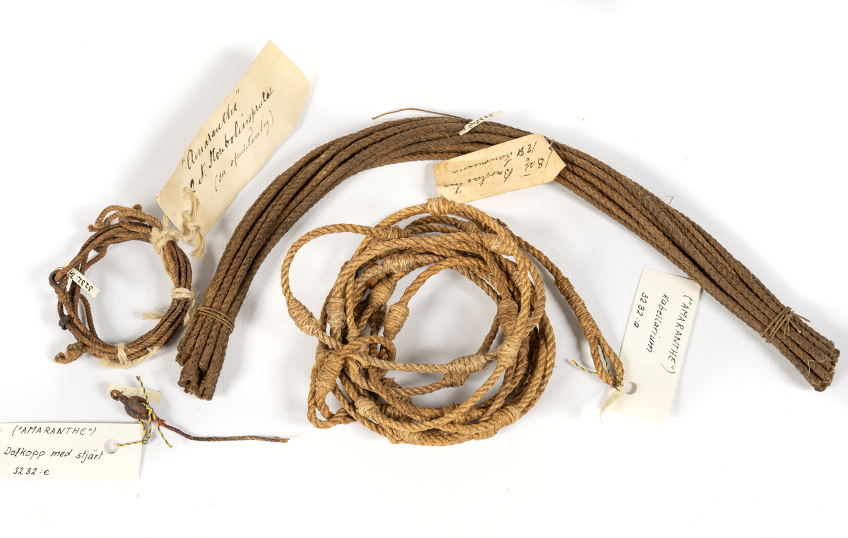 Diverse gods tillhörande modellen Amaranth (O 00004).
A) Kabellarilänga treslagen tross med knutar på jämna mellanrum. I ändarna splitsade och klädda ögon. Ena ögat uppslaget.
B) Store bolinspruta, 2 stycken.  Ena fragmentarisk. Treslagen tross med splitsade ögon och kaus.
C) Dotkopp, rödmålat trä, med stropp, stjärt och bänslat öga.
D) Brokar, 18 stycken, för 12 pund kanonerna Kabelslagna, taglade ändar.