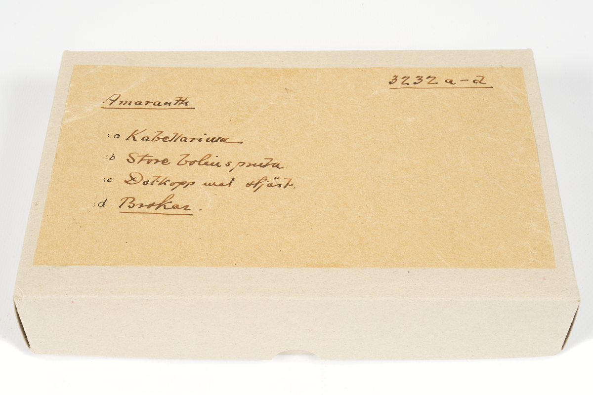 Diverse gods tillhörande modellen Amaranth (O 00004).
A) Kabellarilänga treslagen tross med knutar på jämna mellanrum. I ändarna splitsade och klädda ögon. Ena ögat uppslaget.
B) Store bolinspruta, 2 stycken.  Ena fragmentarisk. Treslagen tross med splitsade ögon och kaus.
C) Dotkopp, rödmålat trä, med stropp, stjärt och bänslat öga.
D) Brokar, 18 stycken, för 12 pund kanonerna Kabelslagna, taglade ändar.