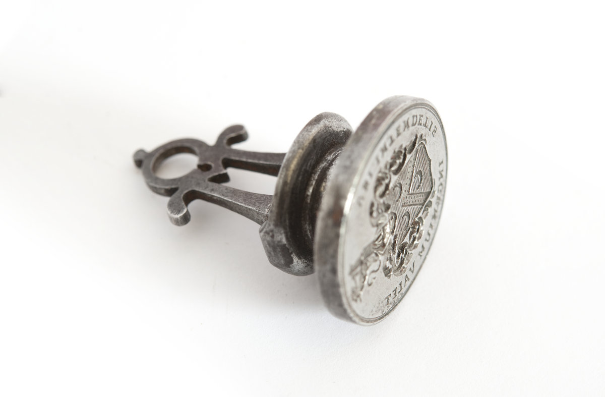 F.H. af Chapmans vapensköld krönt av galjonslejon.