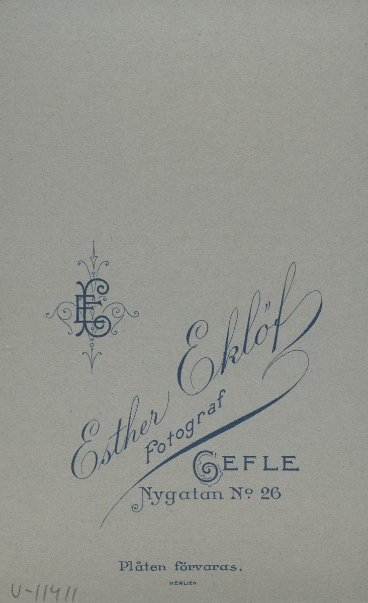 Porträtt av två kvinnor och en man i finkläder.