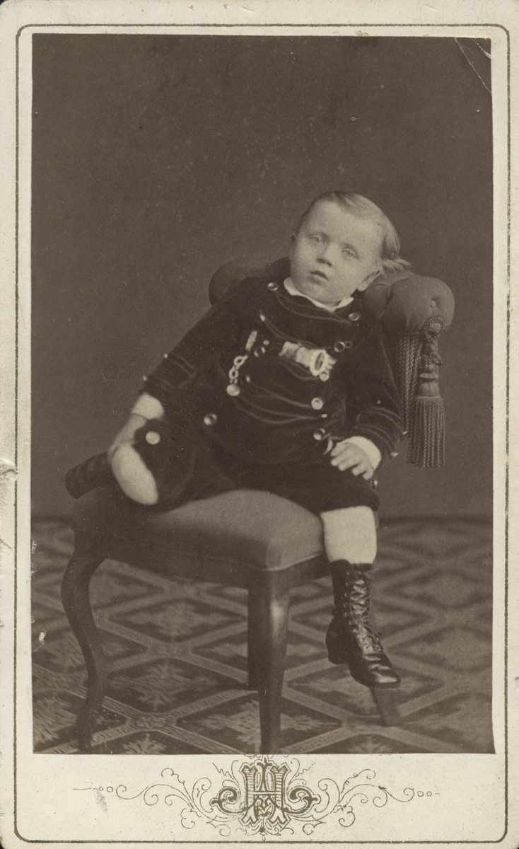 Barnporträtt. Hjalmar 4 år (enligt text baksida kort).