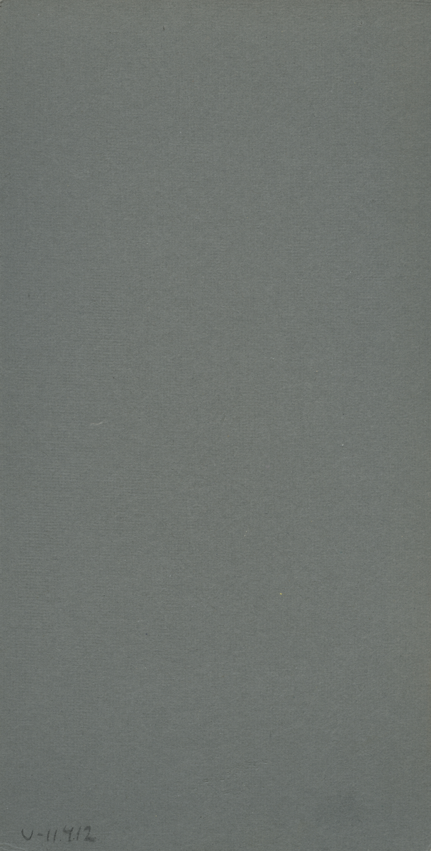 Porträtt av man i vita kläder och hatt samt ett tennisracket.