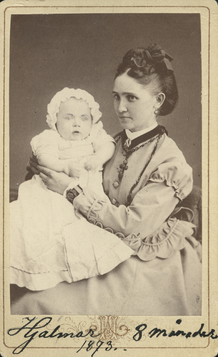 Porträtt av mor och barn. Hjalmar 8 månader 1873 (enligt text framsida kort).