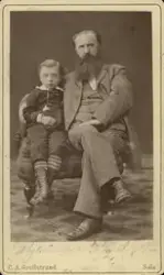 Porträtt av man och ett barn. Hjalmar 5 1/2 år (enligt text 