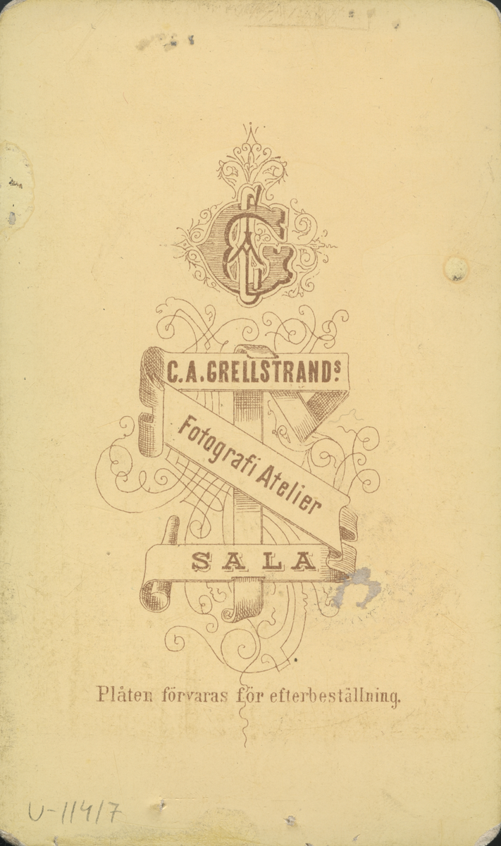 Porträtt av man och ett barn. Hjalmar 5 1/2 år (enligt text framsida kort).