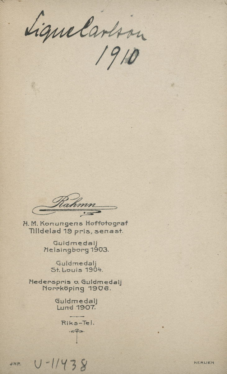 Porträtt av Signe Carlson 1910 (enligt text baksida kort).