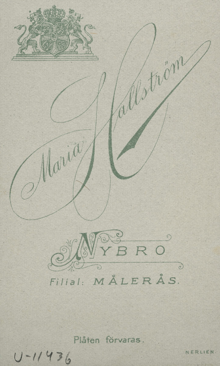 Porträtt av en man som står lutad mot en cykel.