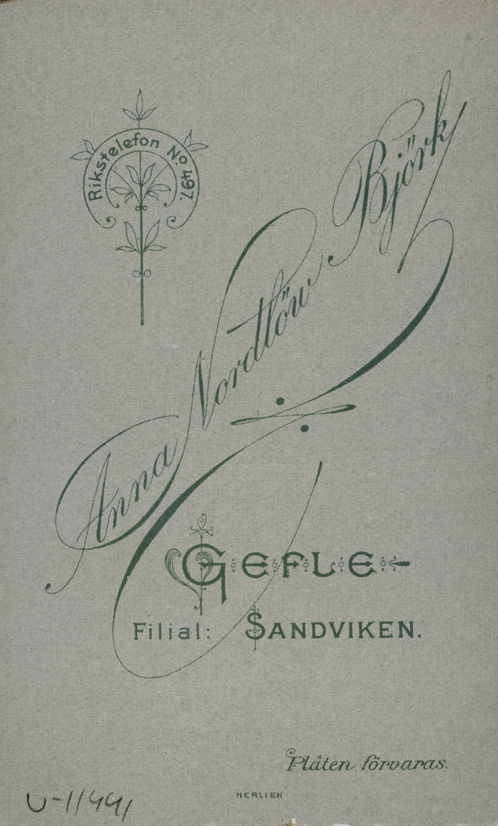 Porträtt av ett barn klädd i en kappa med spetsdetaljer.