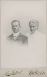 Porträtt av två ungdomar. Flickan till höger har namnet Ebba