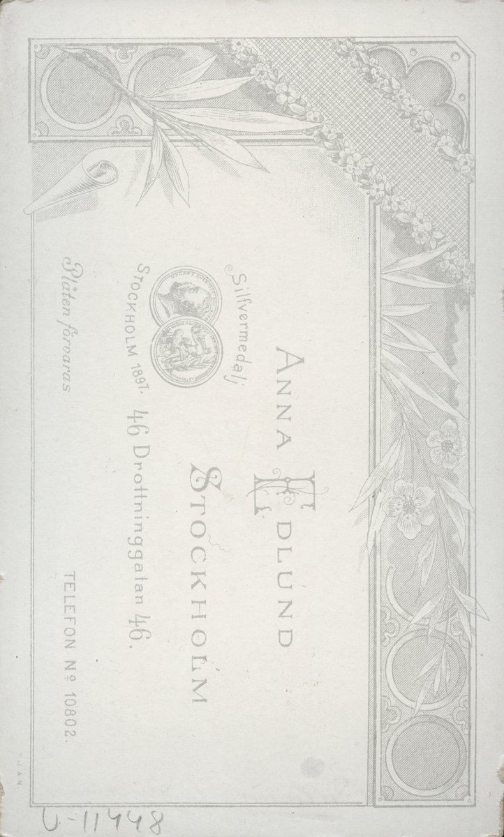 Porträtt av ung kvinna vid namn Ebba.