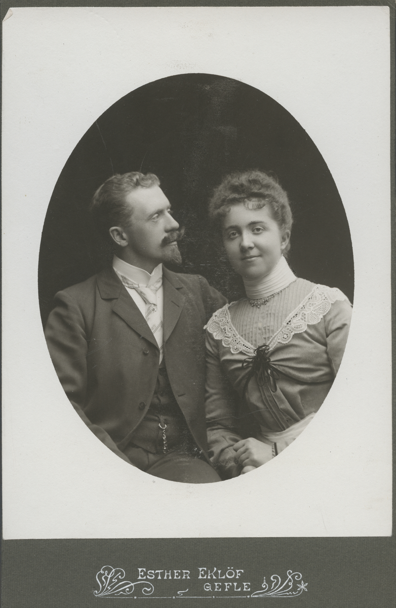 Porträtt av Elisabeth Kjellin och troligen hennes man. Text baksida kort: "Ett litet minne från barndomsvännerna i Gefle på Signe-dagen 1906".