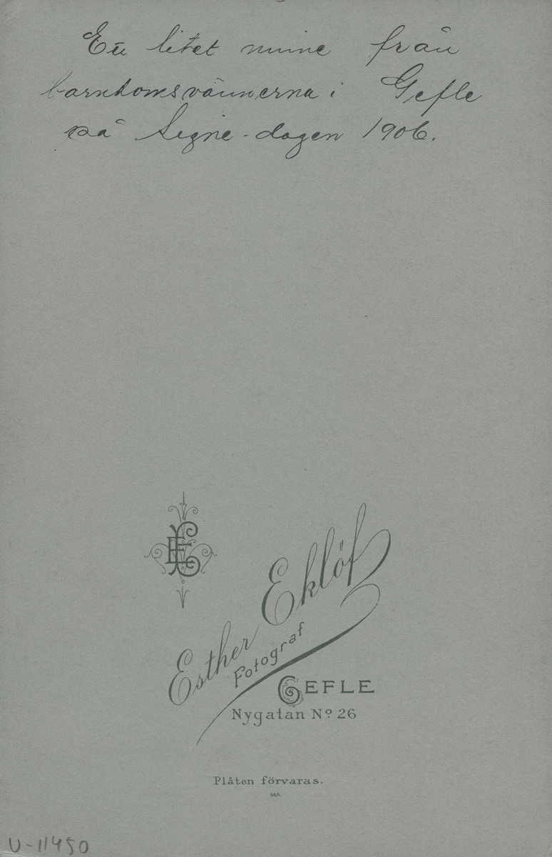 Porträtt av Elisabeth Kjellin och troligen hennes man. Text baksida kort: "Ett litet minne från barndomsvännerna i Gefle på Signe-dagen 1906".