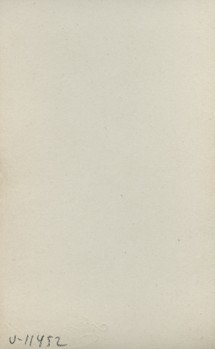 Porträtt av tre barn som står vid ett litet bord.