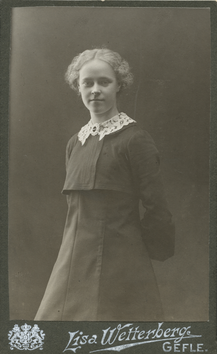 Porträtt av ung kvinna.