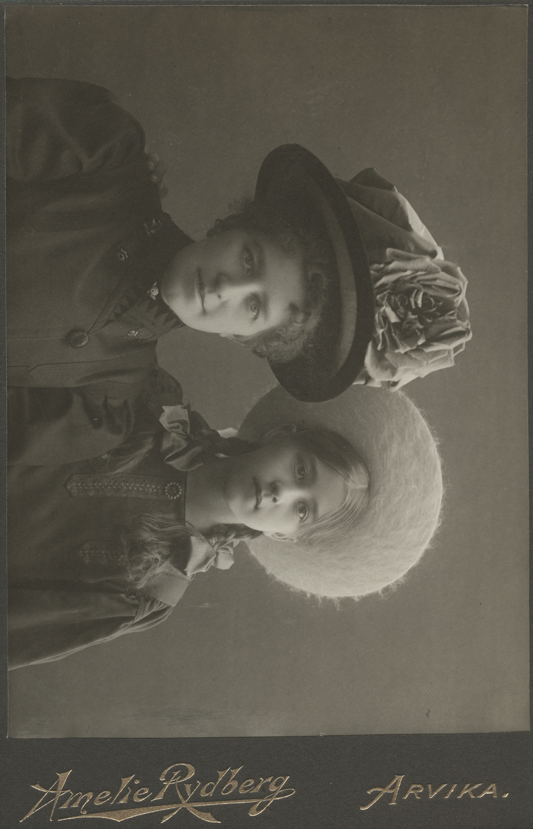 Porträtt av en kvinna och en flicka. Text baksida kort: "Til min kjare fröken Krey med en kjarlig tak for alle gode stunder. Noreborg 3 dje juni 1908".