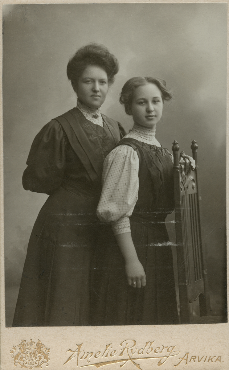 Porträtt av en kvinna och flicka.