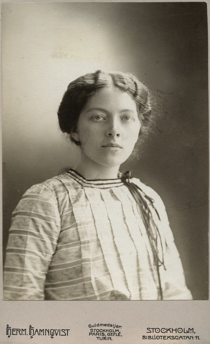 Kvinnoporträtt. Text baksida kort: Till Signe fr. Ingegerd! 1903-1904.