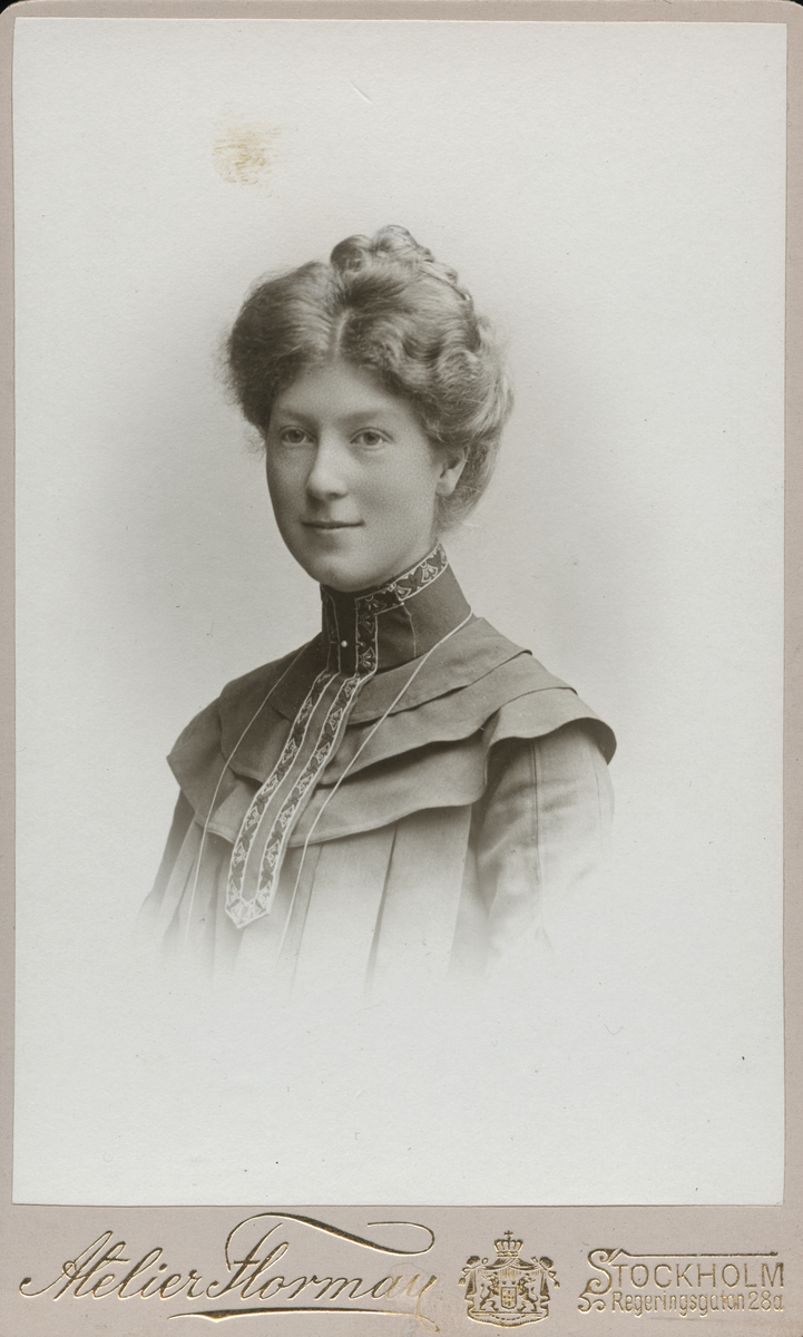 Porträtt av Elin Ulmgren (enligt text baksida kort).