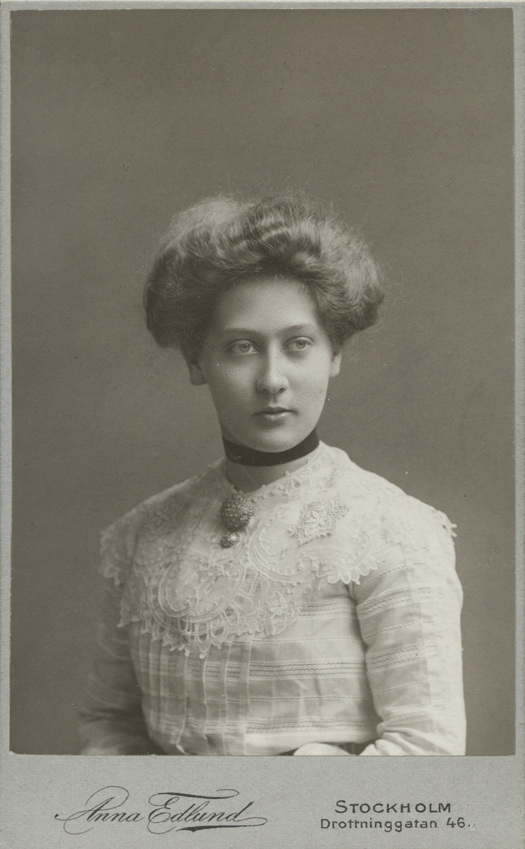 Porträtt av Ester Sandell 1904.