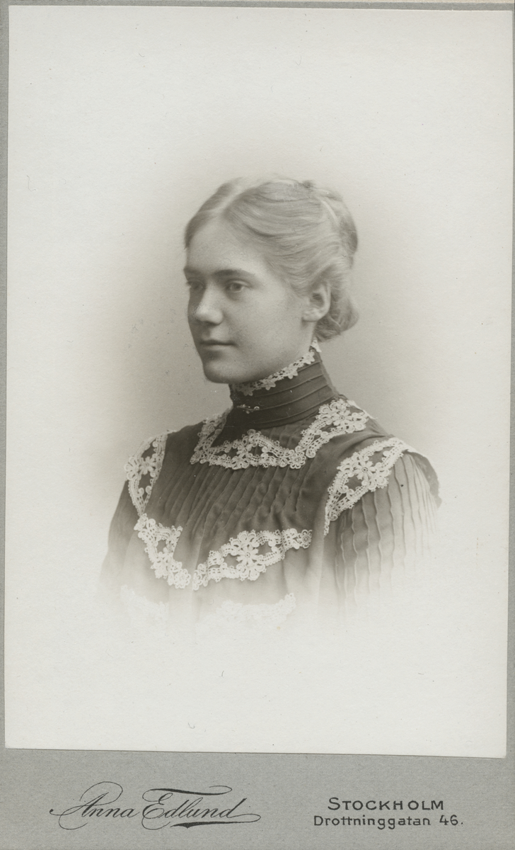 Porträtt av Karin Parelius 1904.