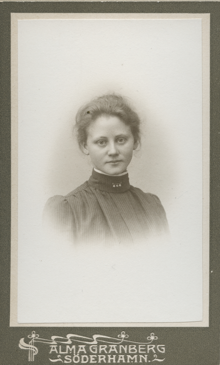 Porträtt av Signe Österlund.