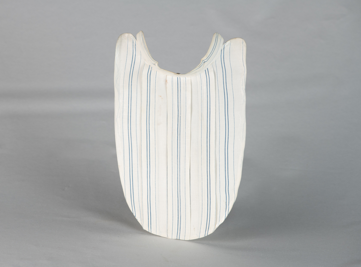  Løst skjortebryst i barnestørrelse. Hvit med smale blå striper. En midtfold  og to sidelegg. Påskrevet  G. F., som står for Gjeruld  Fløistad (d. 1973). Med vaskeriblekk påskrevet: 14.  Litt gulnet i halsen. 