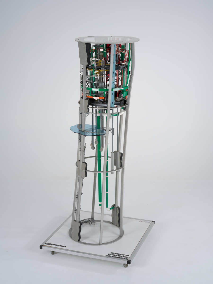 Ingeniørmodell som viser et utsnitt av sjøvannssskaftet til betongplattformen Gullfaks C.  Modellen er bygget i målestokk 1 : 33 1/3. 

Ingeniørmodellen inneholder mange små deler som er koblet sammen. Innvendige rør og konstruksjoner av plast er skåret og tilpasset, og støttes opp av et rammeverk av metall. 

Små merkelapper med tekst er festet til de ulike delene på modellen. Etasjer og nivåer er merket med høydemål, og det antas at referansepunktet er havbunnen. Modellens nederste punkt tilsvarer 183,2 meter fra havbunnen. Høyere opp er havflaten representert med en blå plate av pleksiglass. Denne er merket med "WATER 216" og det antas at tallet henviser til avstand fra havflaten til havbunnen som er 216 meter.