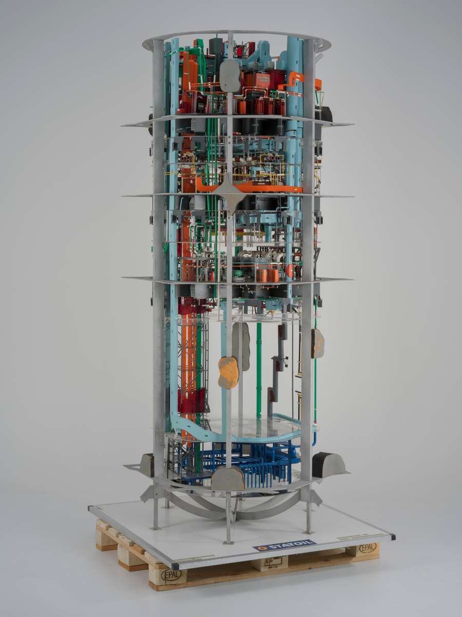 Ingeniørmodell som viser utstyrsskaftet til betongplattformen Gullfaks C.  Modellen består av fire hoveddeler som er bygget i målestokk 1 : 33 1/3. 

Ingeniørmodellen inneholder mange små deler som er koblet sammen. Innvendige rør og konstruksjoner av plast er skåret og tilpasset, og støttes opp av et rammeverk av metall. Små menneskefigurer viser målestokk og aktivitet.

Innvendig i skaftet er det plass til instrumenter, teknisk utstyr og mekaniske komponenter. På forskjellige dekk står blant annet pumper med tilhørende røropplegg for transport av råolje, ballastvann, sjøvann og dieselolje og annet hjelpeutstyr. En innelukket, brannbeskyttet kombinert trappe- og heisesjakt gir adkomst til dekkene inne i skaftet. 

De ulike systemene i utstyrsskaftet er gjengitt i forskjellige farger i modellen; blå farge symboliserer vann; brun farge råolje; oransje farge gass og gul farge ventilasjonssystemene.