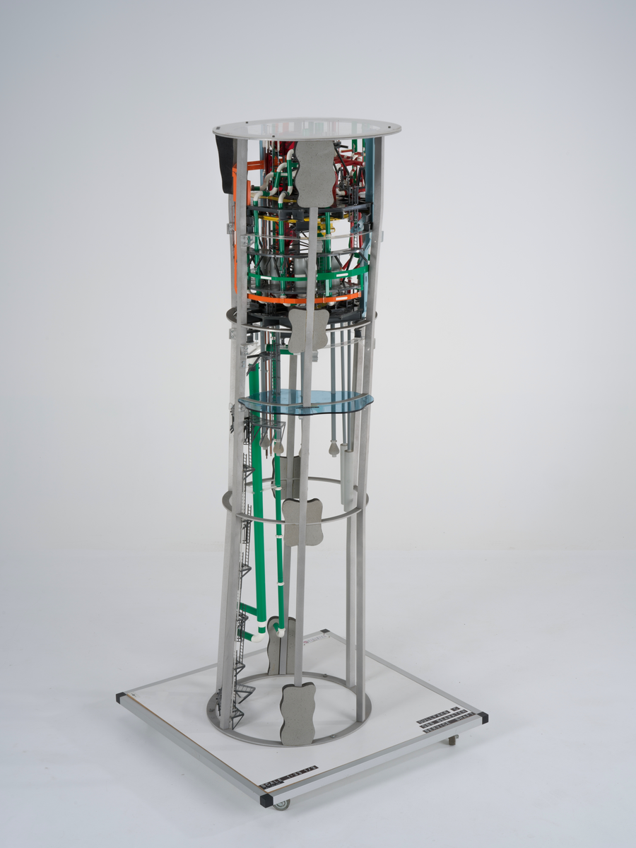 Ingeniørmodell som viser et utsnitt av sjøvannssskaftet til betongplattformen Gullfaks C.  Modellen er bygget i målestokk 1 : 33 1/3. 

Ingeniørmodellen inneholder mange små deler som er koblet sammen. Innvendige rør og konstruksjoner av plast er skåret og tilpasset, og støttes opp av et rammeverk av metall. 

Små merkelapper med tekst er festet til de ulike delene på modellen. Etasjer og nivåer er merket med høydemål, og det antas at referansepunktet er havbunnen. Modellens nederste punkt tilsvarer 183,2 meter fra havbunnen. Høyere opp er havflaten representert med en blå plate av pleksiglass. Denne er merket med "WATER 216" og det antas at tallet henviser til avstand fra havflaten til havbunnen som er 216 meter.