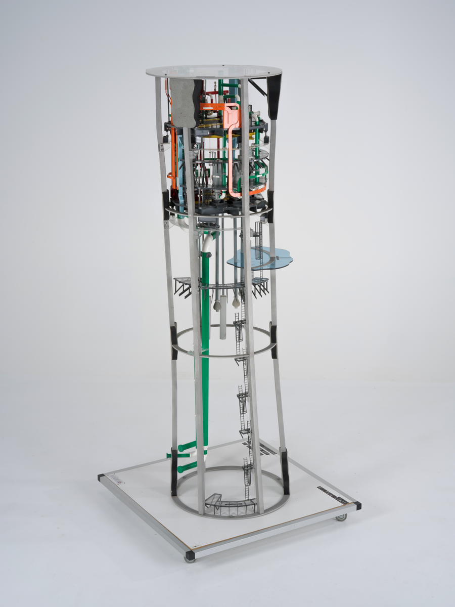Ingeniørmodell som viser et utsnitt av sjøvannssskaftet til betongplattformen Gullfaks C.  Modellen er bygget i målestokk 1 : 33 1/3. 

Ingeniørmodellen inneholder mange små deler som er koblet sammen. Innvendige rør og konstruksjoner av plast er skåret og tilpasset, og støttes opp av et rammeverk av metall. 

Små merkelapper med tekst er festet til de ulike delene på modellen. Etasjer og nivåer er merket med høydemål, og det antas at referansepunktet er havbunnen. Modellens nederste punkt tilsvarer 183,2 meter fra havbunnen. Høyere opp er havflaten representert med en blå plate av pleksiglass. Denne er merket med "WATER 216" og det antas at tallet henviser til avstand fra havflaten til havbunnen som er 216 meter.