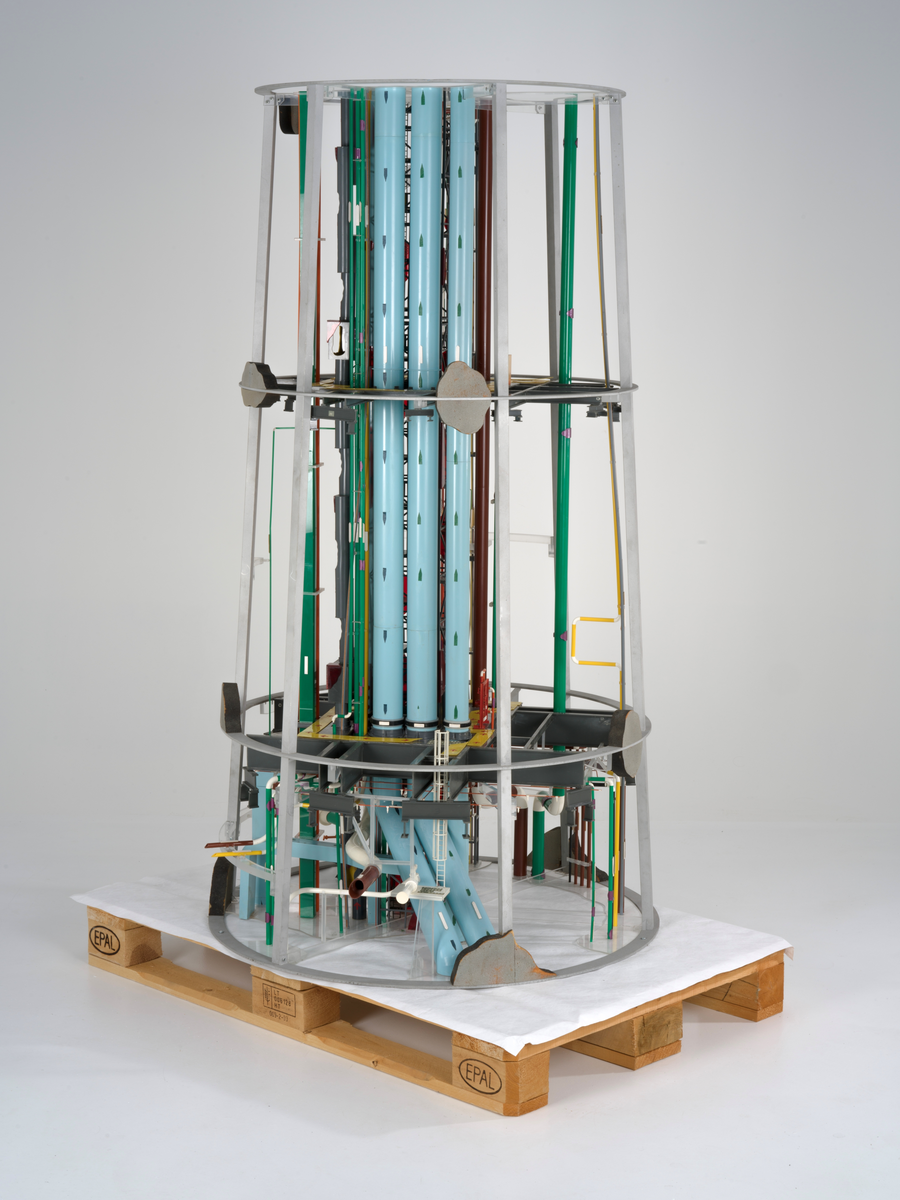 Ingeniørmodell som viser utstyrsskaftet til betongplattformen Gullfaks C.  Modellen består av fire hoveddeler som er bygget i målestokk 1 : 33 1/3. 

Ingeniørmodellen inneholder mange små deler som er koblet sammen. Innvendige rør og konstruksjoner av plast er skåret og tilpasset, og støttes opp av et rammeverk av metall. Små menneskefigurer viser målestokk og aktivitet.

Innvendig i skaftet er det plass til instrumenter, teknisk utstyr og mekaniske komponenter. På forskjellige dekk står blant annet pumper med tilhørende røropplegg for transport av råolje, ballastvann, sjøvann og dieselolje og annet hjelpeutstyr. En innelukket, brannbeskyttet kombinert trappe- og heisesjakt gir adkomst til dekkene inne i skaftet. 

De ulike systemene i utstyrsskaftet er gjengitt i forskjellige farger i modellen; blå farge symboliserer vann; brun farge råolje; oransje farge gass og gul farge ventilasjonssystemene.